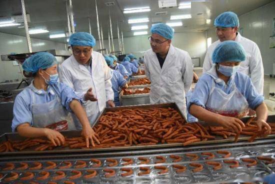 杞縣裴村店鄉(xiāng) 食品生產(chǎn)車(chē)間里的勞動(dòng)剪影